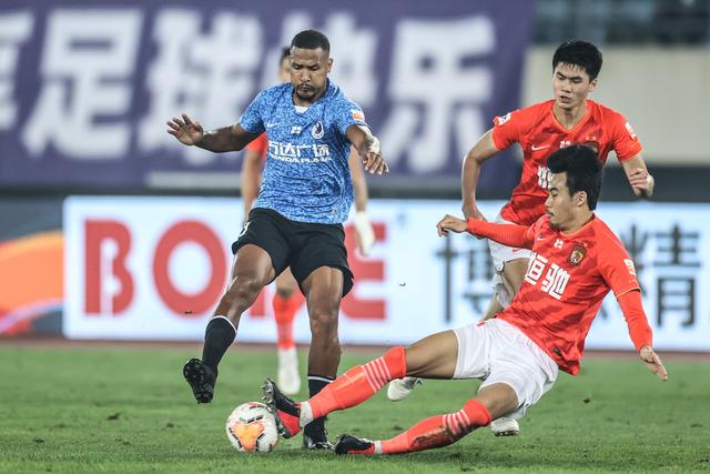 泰山面对申花已3连败 边路还是重点 提防对手2人